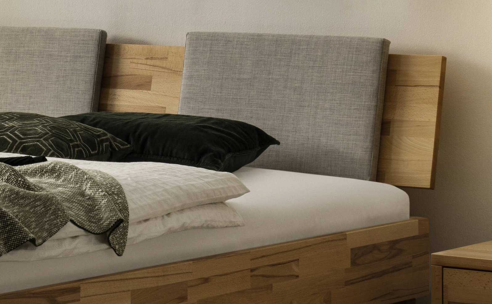 Bett Piemonte Hasena Buche herz rot massiv aus holz 335-Pepe grey 140x200 cm Grau / Braun – Bild 2